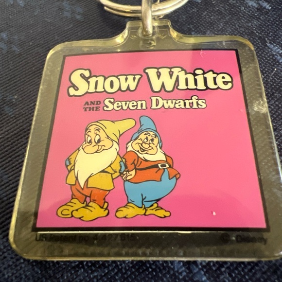 Vintage Snow White And Seven Dwarfs Keychain Plastic Gift Princess Disney - Picture 2 of 8